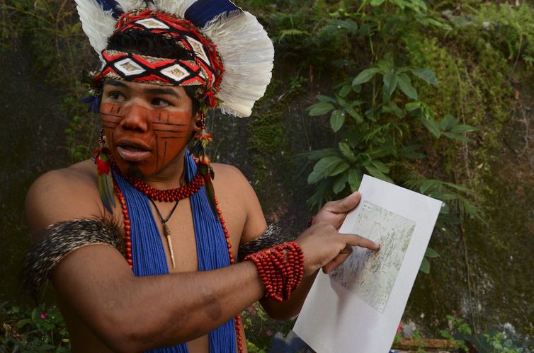 Índio pataxó hãhãhãe denuncia invasão a terras demarcadas na Bahia