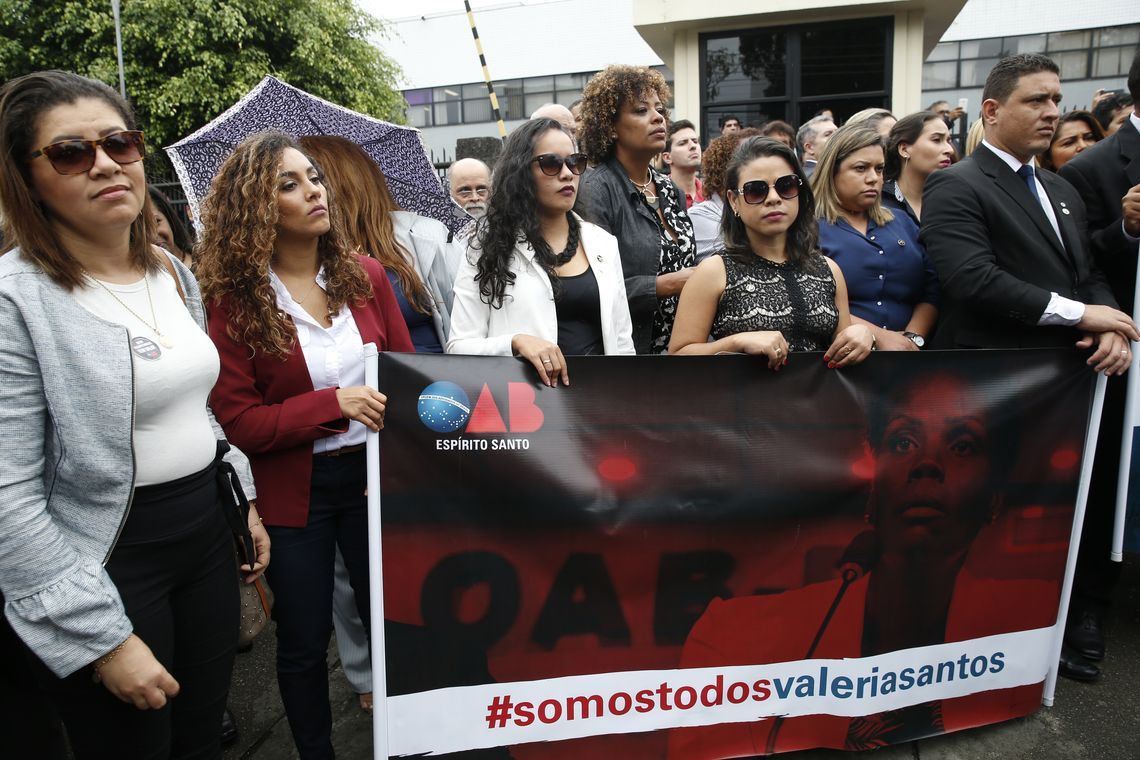 Fernando Frazão/Agência Brasil Advogados e representantes da OAB participam de ato de desagravo à advogada Valéria Lúcia dos Santos, que foi algemada e presa durante uma audiência no exercício da profissão, em frente ao Fórum de Duque de Caxias.