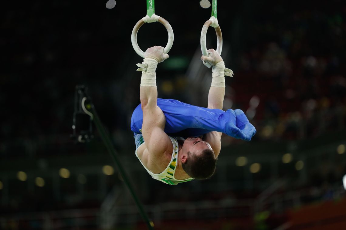 Fernando Frazão/Agência Brasil Rio de Janeiro - O ginasta brasileiro Arthur Zanetti é prata nas argolas em final vencida pelo grego Eleftherios Petrounias, com o russo Denis Abliazin em terceiro ( Fernando Frazão/Agência Brasil)