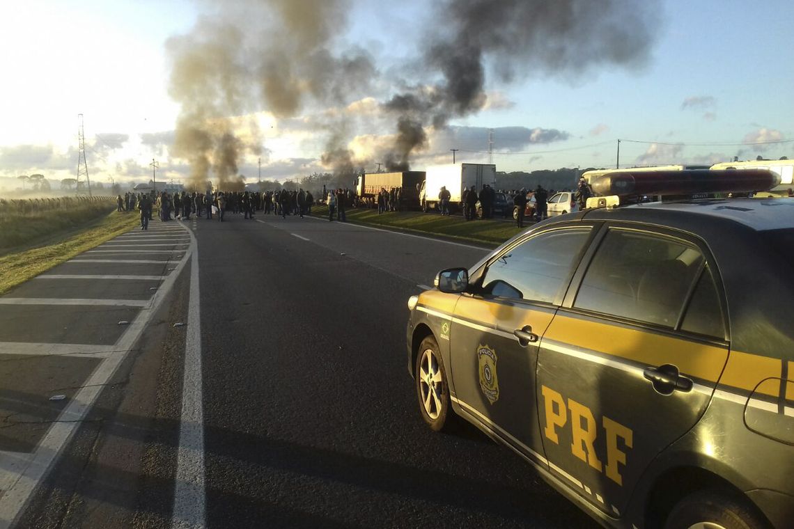 Polícia Rodoviária Federal/PR São José dos Pinhais - Manifestações em rodovias federais no Paraná devido protesto contra as reformas trabalhista e da Previdência Social promovido pelas centrais sindicais (PRF/PR)