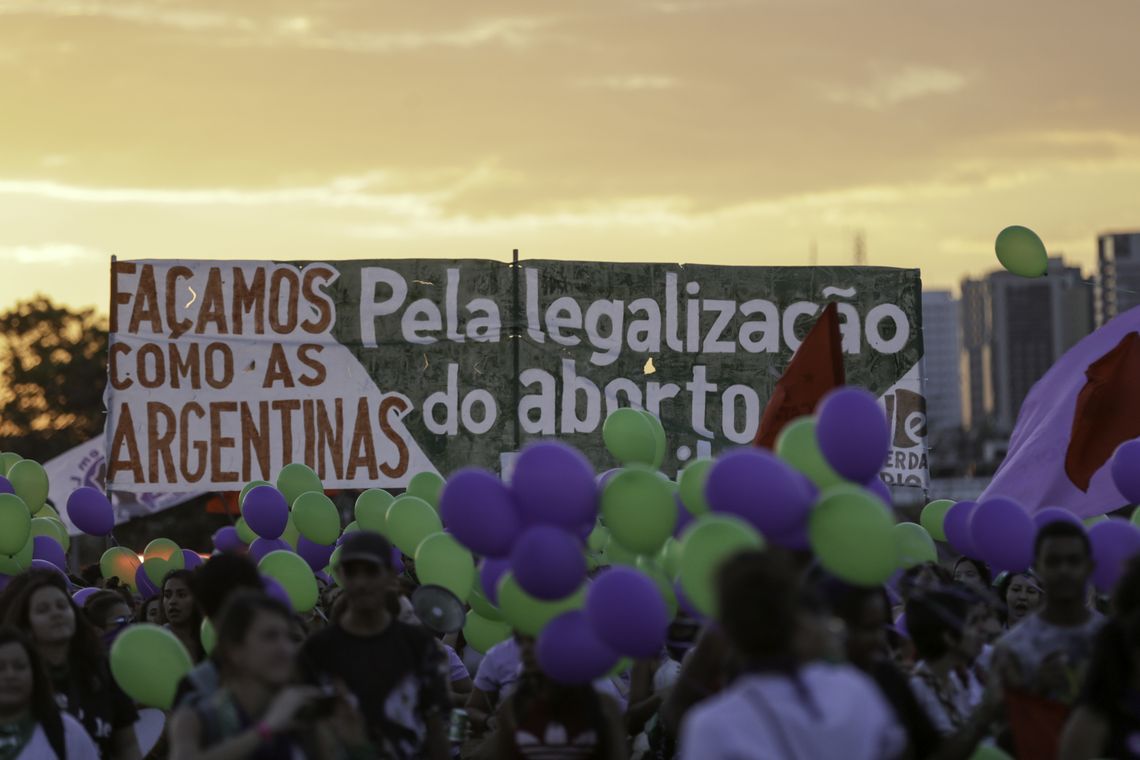Fabio Rodrigues Pozzebom/Agência Brasil Participantes do Festival Pela Vida das Mulheres caminham do Museu Nacional da República até o Supremo Tribunal Federal (STF). Em frente à Corte, as ativistas fizeram um ato em defesa da descriminalização do aborto.