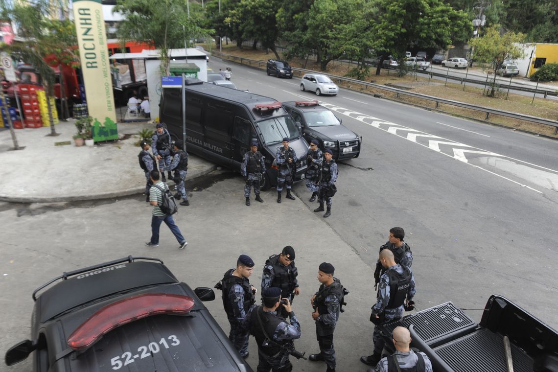 Tânia Rêgo; Agencia Brasil Rio de Janeiro - Policiais do Batalhão de Operações Especiais, do Batalhão de Polícia de Choque e de diversas UPPs foram à Rocinha para reforçar o policiamento na comunidade.