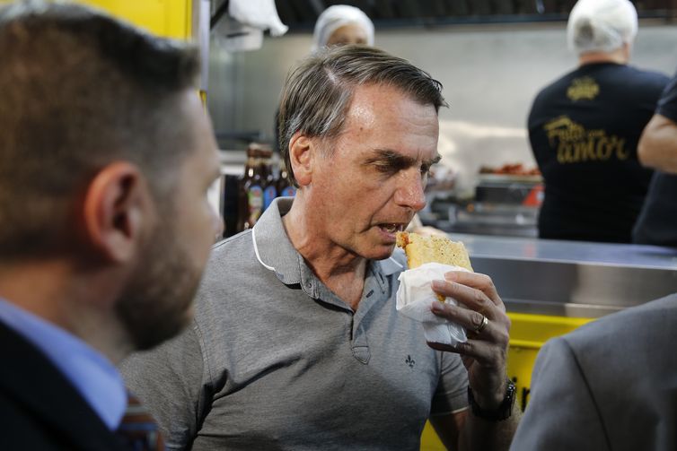 Tomaz Silva/Agência Brasil O presidente eleito, Jair Bolsonaro come cachorro-quente no Hot Dog do Senhor, em Resende, no sul fluminense no início da noite de hoje