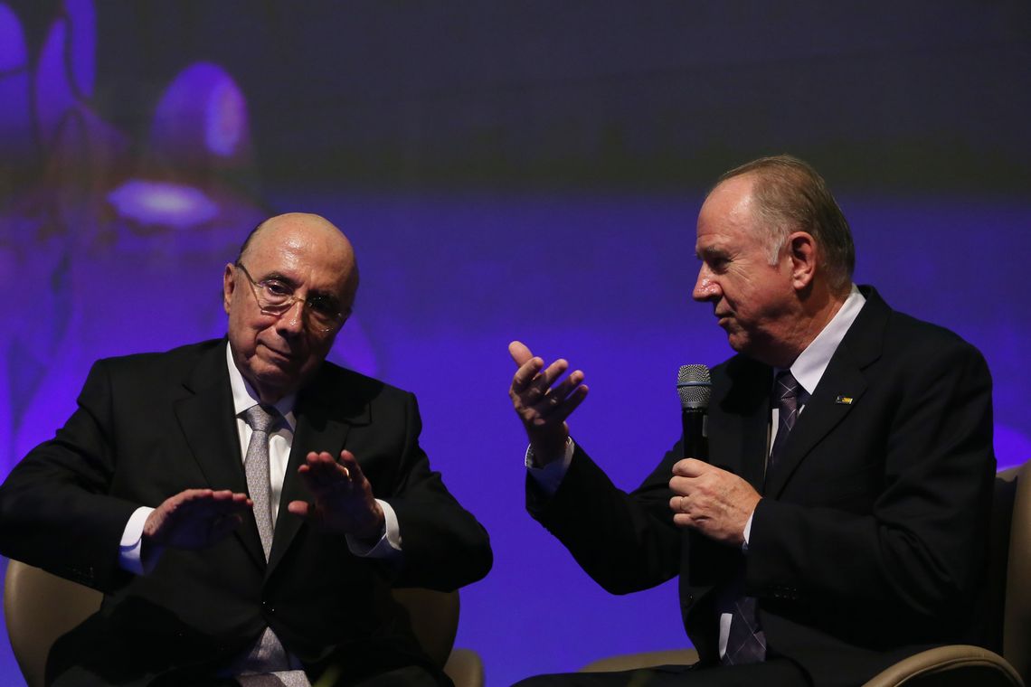 José Cruz/AgenciaBrasil Brasília - O ministro da Fazenda, Henrique Meirelles, e o presidente da Confederação Nacional de Municípios, Paulo Ziulkoski, durante plenária na 20ª Marcha a Brasília em Defesa dos Municípios (José Cruz/Agência Brasil)