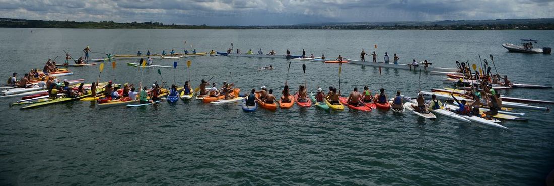 Ato em defesa do Lago Paranoá tem abraço coletivo Ato em defesa do Lago Paranoá tem abraço coletivo