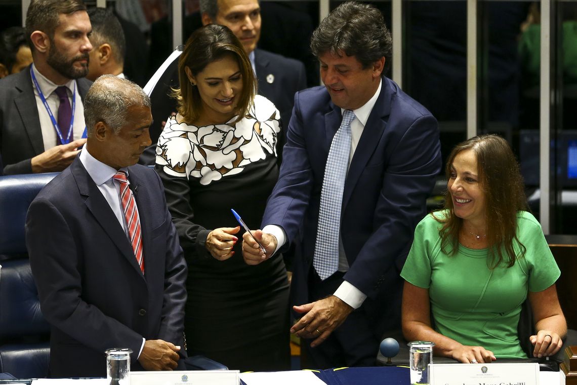 Marcelo Camargo/Agência Brasil A primeira-dama Michelle Bolsonaro e o ministro da Saúde, Luiz Henrique Mandetta, na assinatura da portaria de incorporação do medicamento Nusinersena (Spinraza) para pessoas com Atrofia Muscular Espinhal (AME).