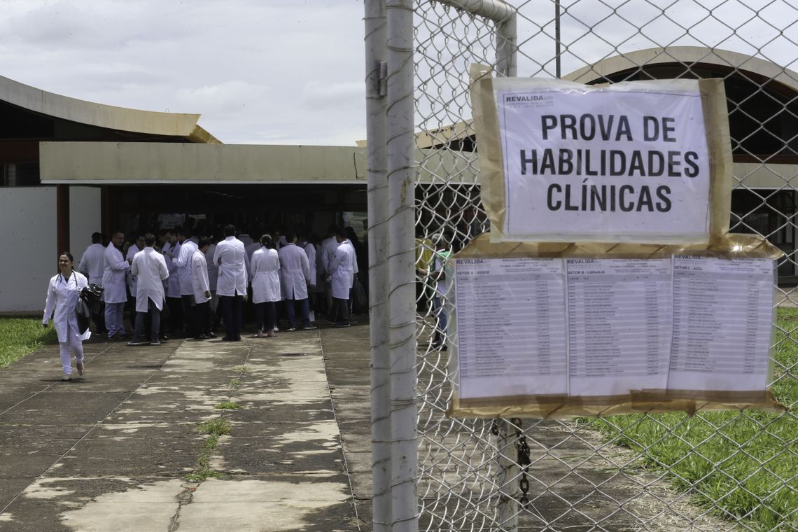 Médicos estrangeiros e brasileiros que se graduaram em outro paÃs, fazem a segunda etapa da edição 2017 do Exame Nacional de Revalidação de Diplomas Médicos Expedidos por Instituições de Educação Superior Estrangeira (Revalida).