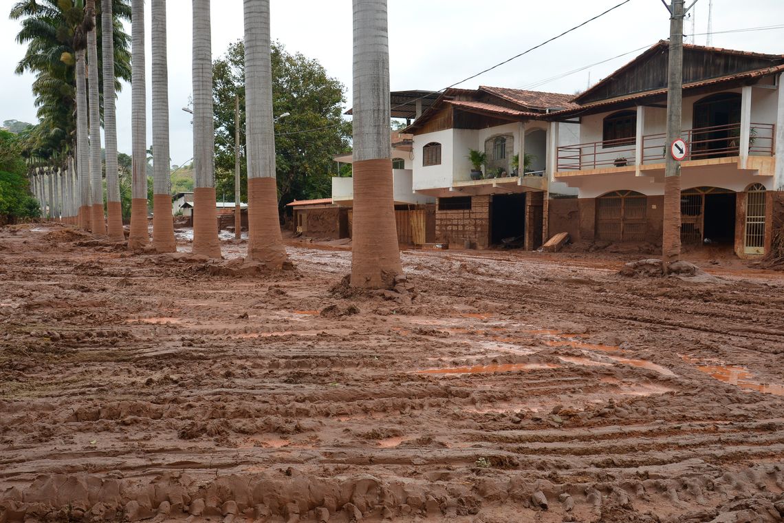 08 15:52:57 Barra Longa(MG) - A cidade de Barra Longa/MG, atingida pela enxurrada de lama tóxica proveniente do rompimento da barrragem tenta se recuperar dos transtornos causados pelo incidente (Antonio Cruz/Agência Brasil)