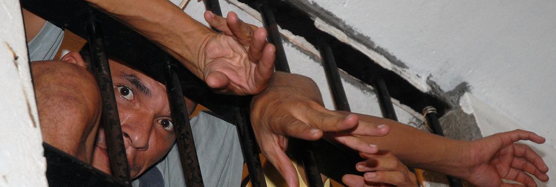 Presídio Presos lotam cadeia pública em Valparaíso (GO). Parlamentares da CPI do Sistema Carcerário visitam o local.