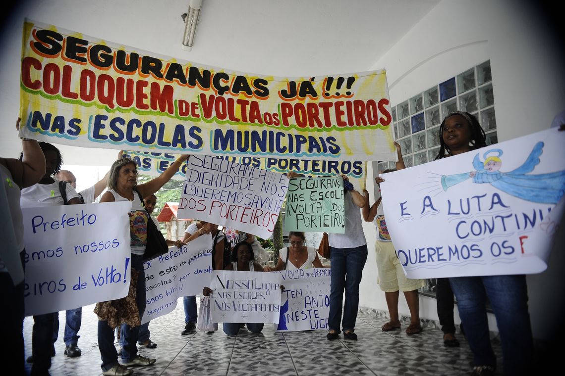 Tânia Rêgo/Agência Brasil Familiares e amigos das vítimas da tragédia de Realengo fazem uma celebração em memória dos jovens, na Igreja Nossa Senhora de Fátima. Na tragédia, doze jovens entre 13 e 16 anos morreram (Tânia Rêgo/Agência Brasil)