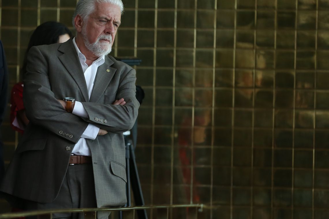 José Cruz/Agência Brasil Brasília - O ex-ministro Jaques Wagner acompanha o pronunciamento de Dilma Rousseff no Palácio da Alvorada (José Cruz/Agência Brasil)