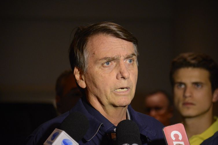 O candidato do PSL à Presidência da República, Jair Bolsonaro, fala à imprensa após gravação de campanha, no bairro Jardim Botânico, Rio de Janeiro.