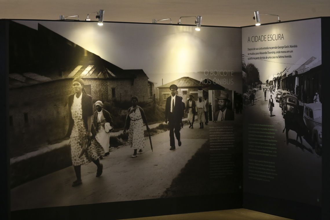 José Cruz/Agência Brasil Exposição Centenário Mandela, no Palácio Itamaraty. A mostra apresenta a trajetória do ativista (Nelson Mandela) que combateu o regime do apartheid e tornou-se o primeiro presidente negro da África do Sul.