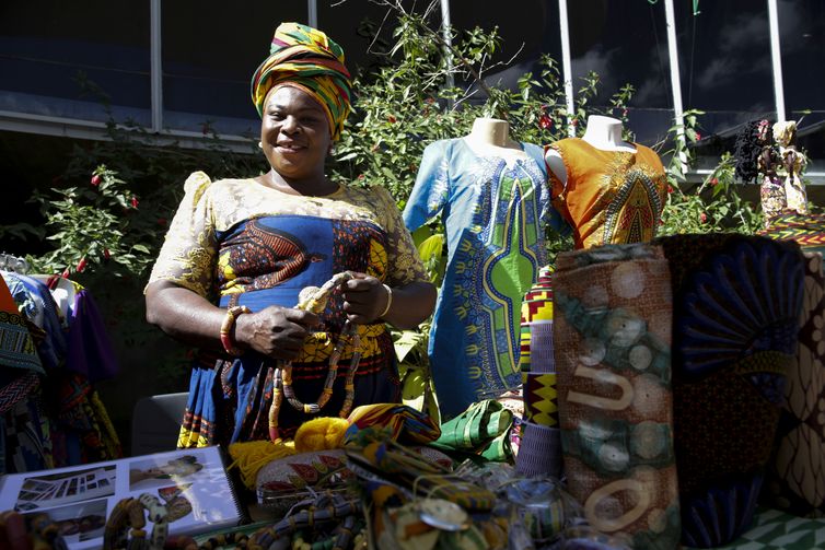 Migrarte 2018 - Encontro celebra o Dia Mundial do Refugiado e a Semana do Migrante. O evento acontece no Memorial dos Povos Indígenas. Na foto, Helen Teye, de Gana, vendedora de artesanatos