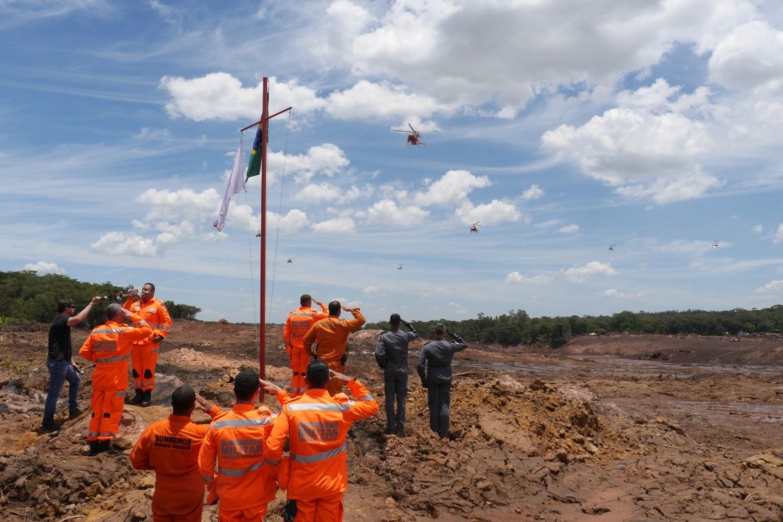 Divulgação Corpo de Bombeiros Militar MG Bombeiros que trabalham nas buscas em Brumadinho, nos arredores de Belo Horizonte, fizeram hoje por volta das 12h40 uma cerimônia de homenagem às vítimas e famílias atingidas pelo rompimento da barragem de rejeito da Mina Córrego do Feijão