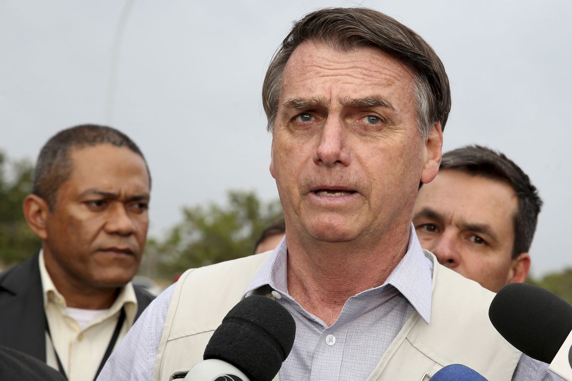 O Presidente Jair Bolsonaro, chega ao Palácio do Alvorada, cumprimenta moradores de Glicério/SP e fala sobre à tragédia em Brumadinho.