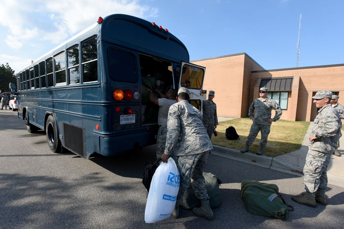 Oficiais da armada norte-americana se preparam para chegada de furacÃ£o na Carolina do Sul