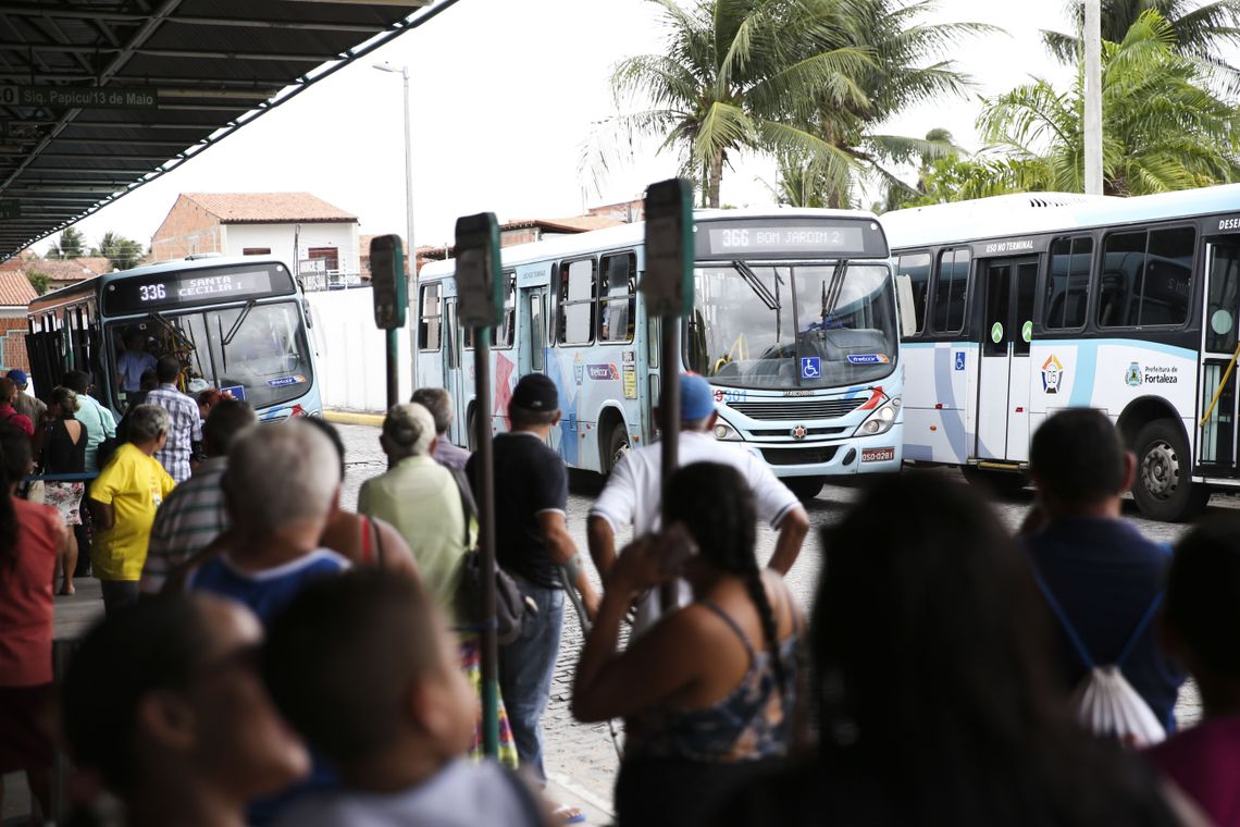 O sistema de transporte pÃºblico de Fortaleza e da regiÃ£o metropolitana opera abaixo do normal nesta segunda-feira (7), segundo informou o Sindicato das Empresas de Transporte de Passageiros do Estado do CearÃ¡ (SindiÃ´nibus).