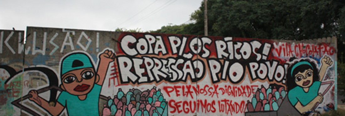Remoção de famílias por causa da Copa das Confederações Muro com pichações sobre remoção de famílias por causa da Copa no Brasil