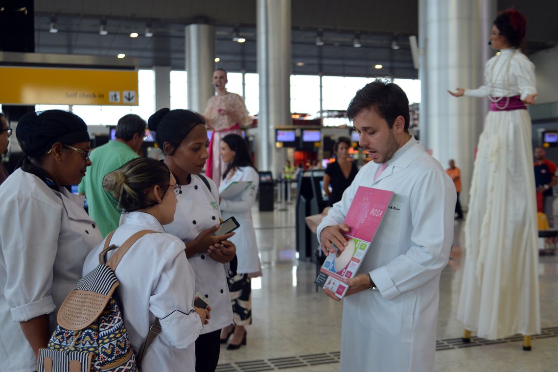 Rovena Rosa/Agência Brasil
São Paulo - Artistas em pernas de pau e médicos do Hospital Pérola Byington fazem alerta para a prevenção do câncer de mama no Aeroporto de Guarulhos (Rovena Rosa/Agência Brasil)