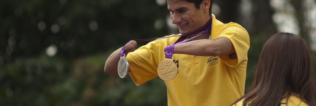 Após Paralimpíadas de 2012, atletas paralímpicos são recebidos com festa em São Paulo Atletas do Futebol de Cinco desembarcam no aeroporto de Guarulhos, em São Paulo. O Brasil ganhou o tricampeonato no futebol de 5