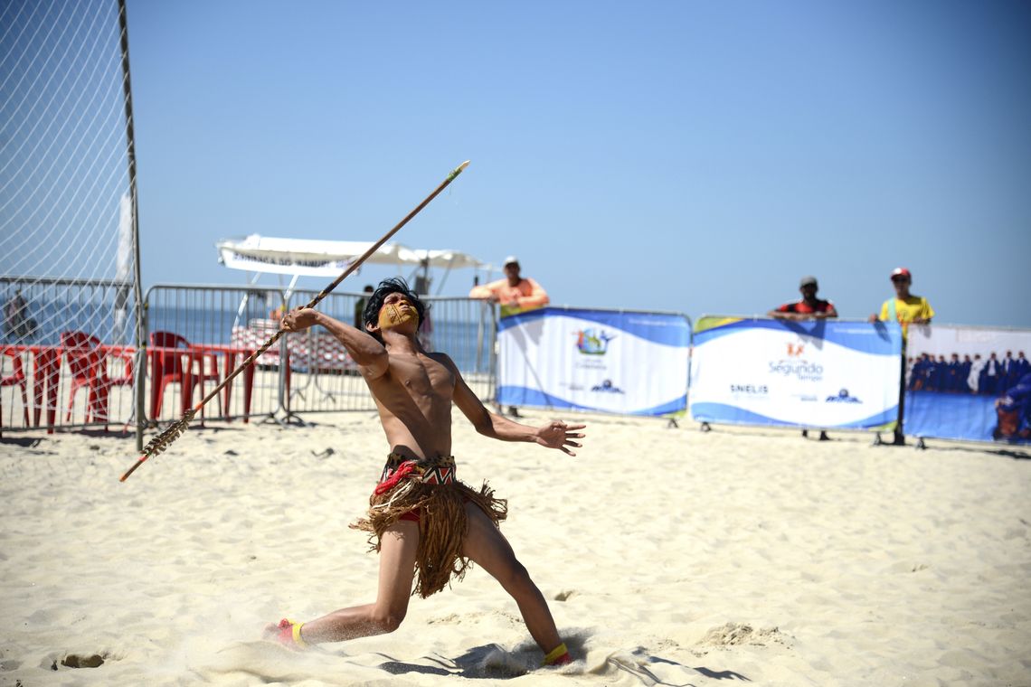 Tânia Rêgo/Agência Brasil Rio de Janeiro - Apresentação sociocultural de esporte indígena na Arena Esporte e Lazer do Ministério do Esporte, na praia de Copacabana. Na foto, apresentações de corrida com maraká, arremesso de lança, arco e flecha, do Povo Pataxó, da