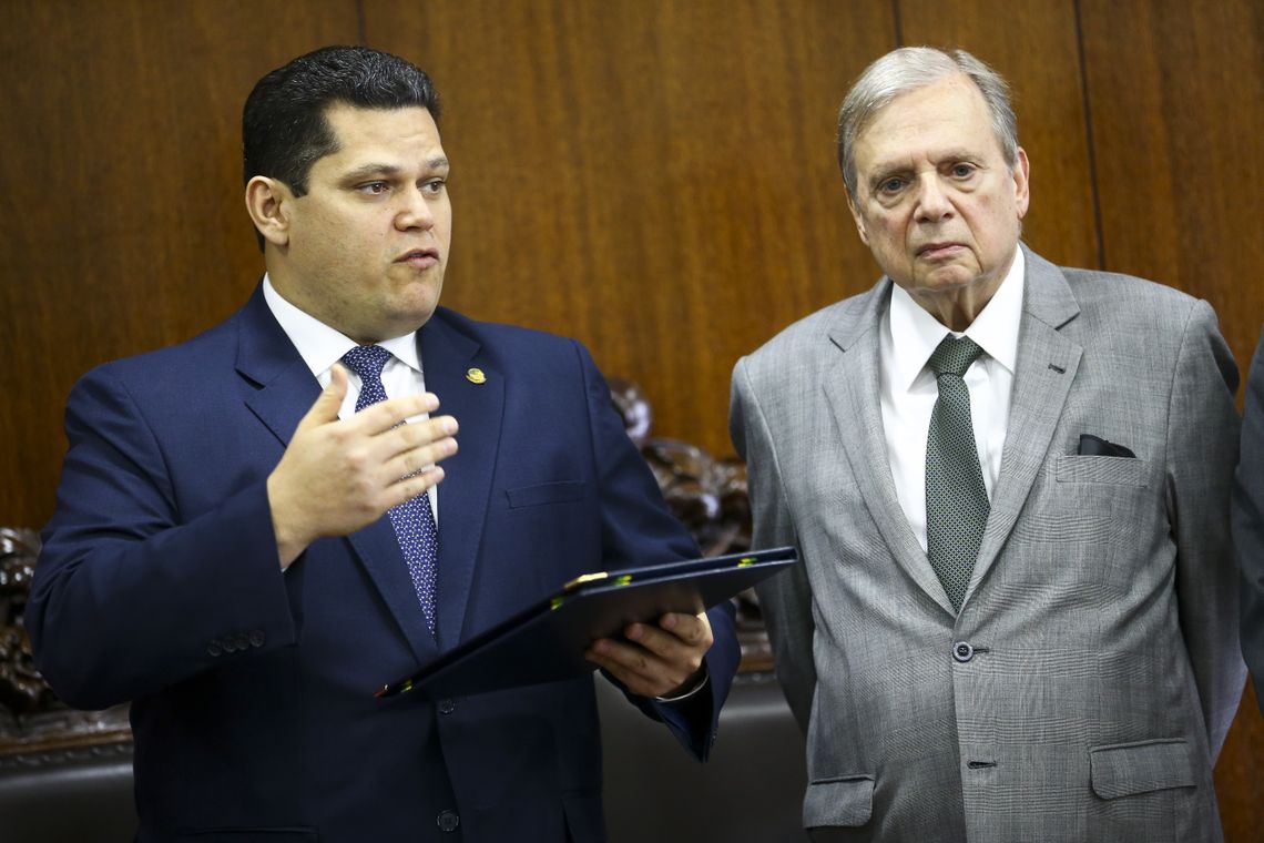  O presidente do Senado, Davi Alcolumbre, recebe o relatÃ³rio da reforma da previdÃªncia do senador Tasso Jereissati.
