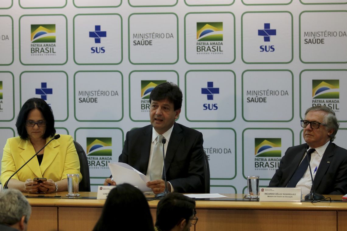 Wilson Dias/Agência Brasil A ministra da Mulher, Família e Direitos Humanos, Damares Alves, da Saúde, Luiz Henrique Mandetta, e da Educação, Ricardo Vélez, participam da cerimônia de assinatura de Carta Preventiva em Relação à Semana de Prevenção à Gravidez.