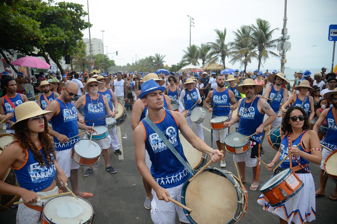 Fernando Frazão/Agência Brasil Rio de Janeiro – Bloco inspirado na temática recifense do Maracatu de Baque Virado leva batuque à orla de Ipanema (Fernando Frazão/Agência Brasil)