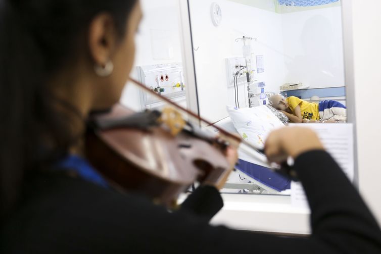  A Orquestra Sinfônica do Teatro Nacional se apresenta no Hospital da Criança de Brasília como parte do projeto Concertos da Saúde.  