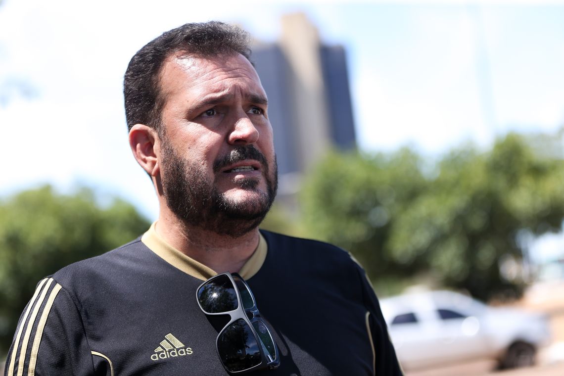 Marcelo Camargo/Agência Brasil Brasília - O bancário Lindenberg Igor Silva teve o carro destruído no viaduto que desabou há uma semana na região central de Brasília (Marcelo Camargo/Agência Brasil)