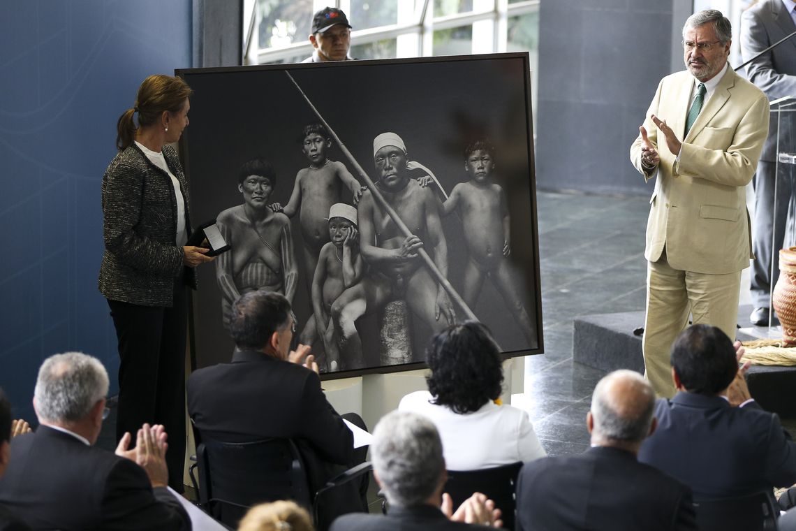 Marcelo Camargo/Agência Brasil Brasília - O ministro da Justiça, Torquato Jardim, recebe fotografia feita por Sebastião Salgado durante a abertura da Semana do Índio (Marcelo Camargo/Agência Brasil)