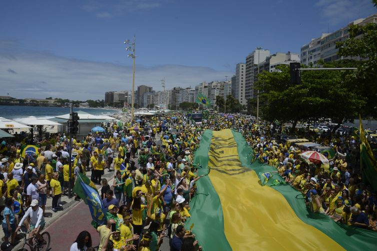 Apoiadores do candidato à Presidência da República, Jair Bolsonaro (PSL), fazem ato na Praia de Copacabana, no Rio de Janeiro.