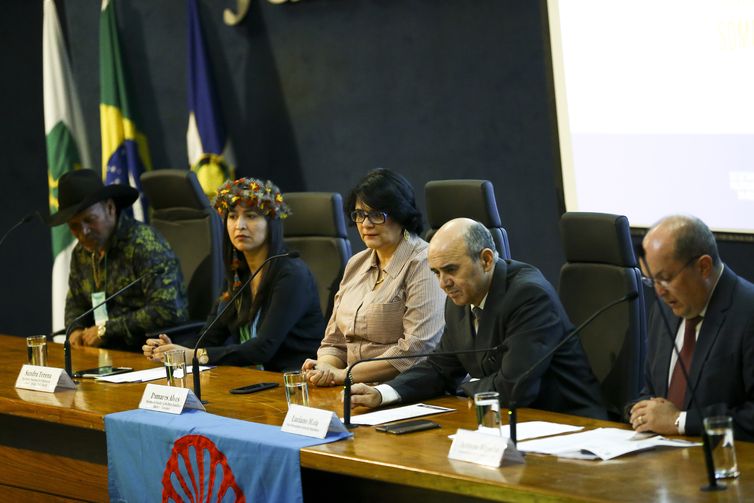 A ministra das Mulheres, Família e Direitos Humanos, Damares Alves, e o vice-procurador-geral da República, Luciano Maia, durante evento em comemoração ao Dia Nacional do Cigano.