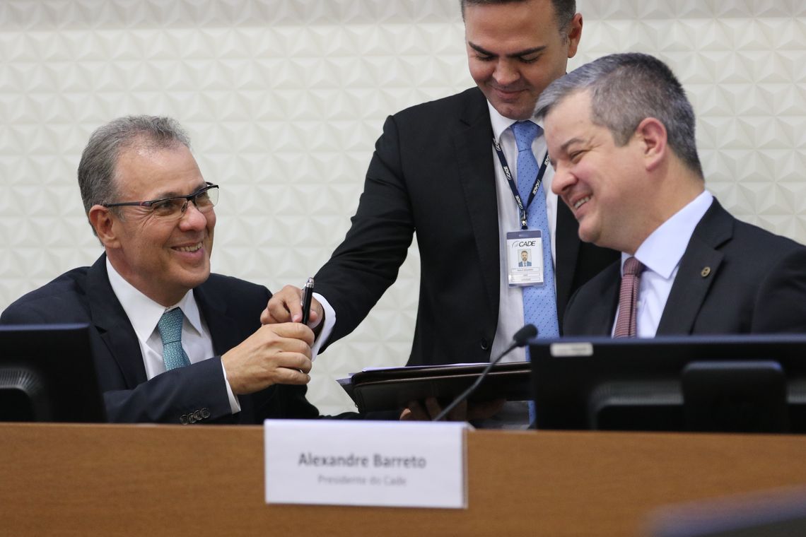 Fabio Rodrigues Pozzebom/Agência Brasil O ministro de Minas e Energia, Bento Albuquerque, e o presidente do Conselho Administrativo de Defesa Econômica (Cade), Alexandre Barreto, durante assinatura de Termo de Cessação de Conduta (TCC) relacionado às atividades de refino da Petrobras.