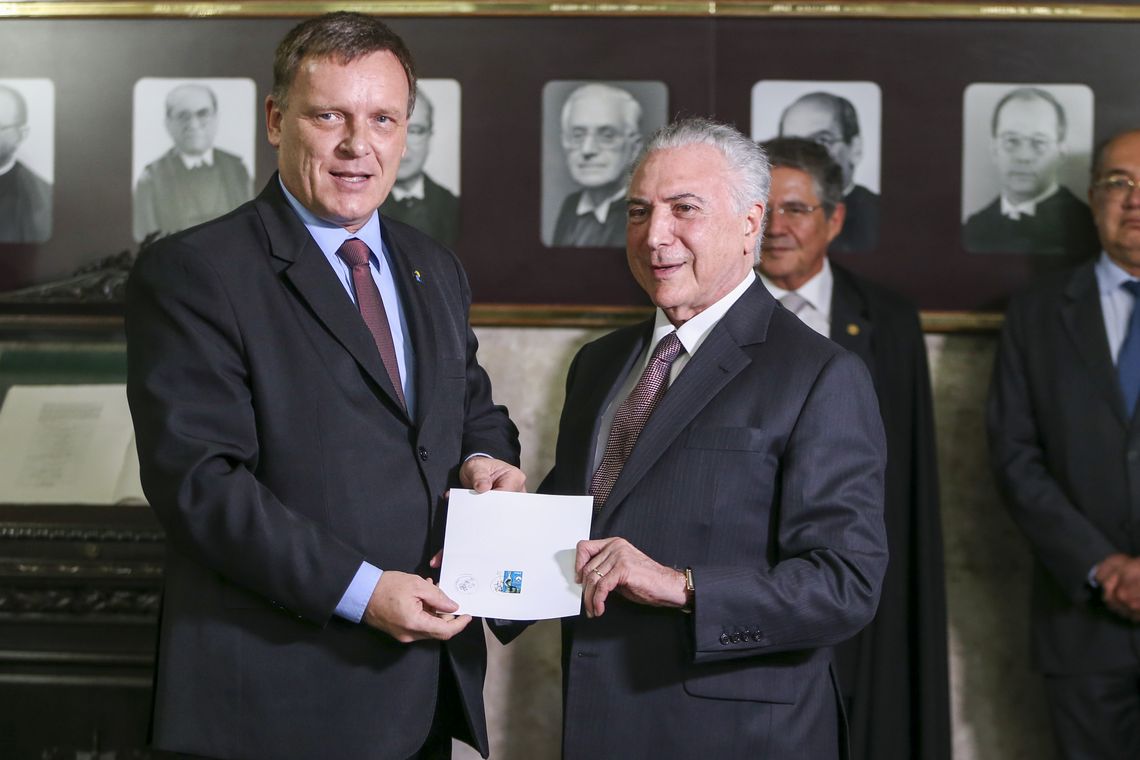Fabio Rodrigues Pozzebom/Agência Brasil O presidente do Conselho Federal da Ordem dos Advogados do Brasil, Cláudio Lamachia, e o presidente Michel Temer durante lançamento de selo e carimbo alusivos aos 30 anos da Constituição brasileira.