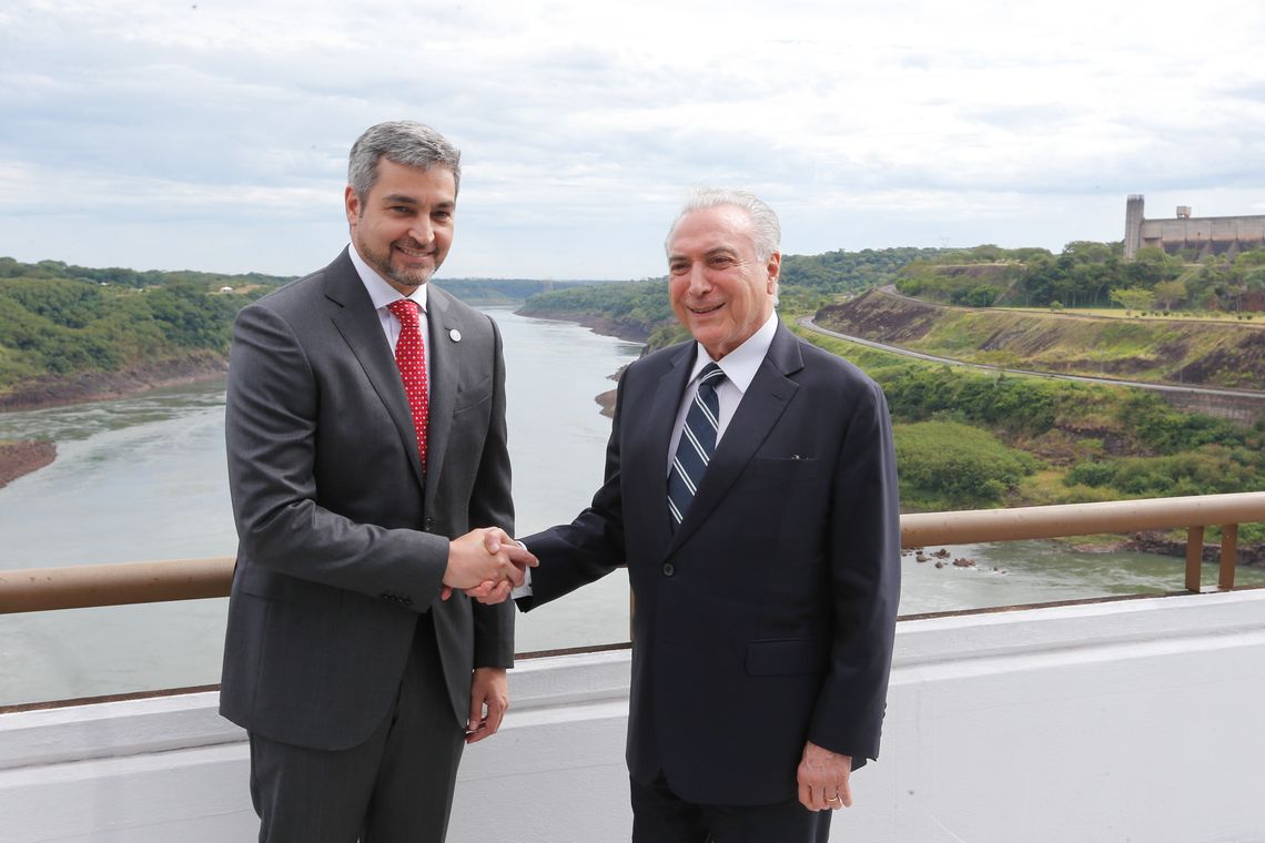 Os presidentes do Paraguai, Mario Abdo BenÃ­tez, e do Brasil, Michel Temer, assinam declaraÃ§Ã£o Presidencial Conjunta Brasil-Paraguai sobre IntegraÃ§Ã£o FÃ­sica, na sede da usina hidrelÃ©trica Itaipu Binacional, em Foz do IguaÃ§u (PR).
