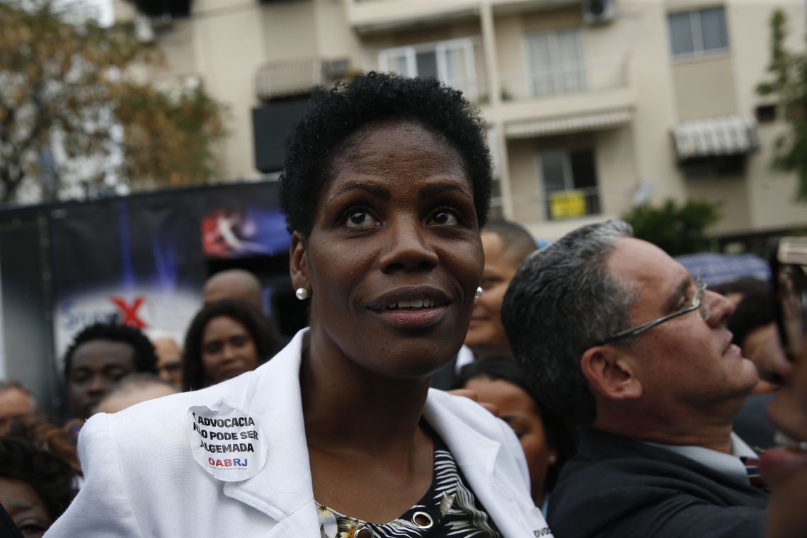 Fernando Frazão/Agência Brasil A advogada Valéria Lúcia dos Santos, que foi algemada e presa durante uma audiência no exercício da profissão, recebe apoio da OAB e colegas de profissão em frente ao Fórum de Duque de Caxias.