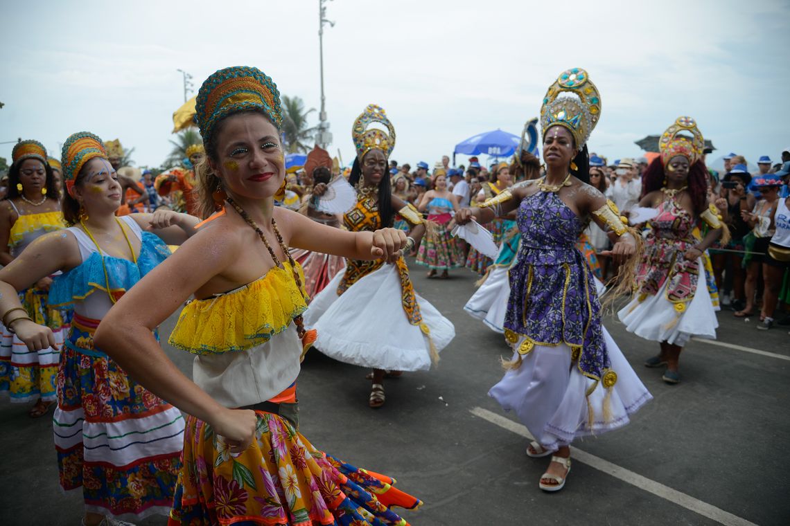 Fernando Frazão/Agência Brasil Rio de Janeiro – Bloco inspirado na temática recifense do Maracatu de Baque Virado leva batuque à orla de Ipanema (Fernando Frazão/Agência Brasil)