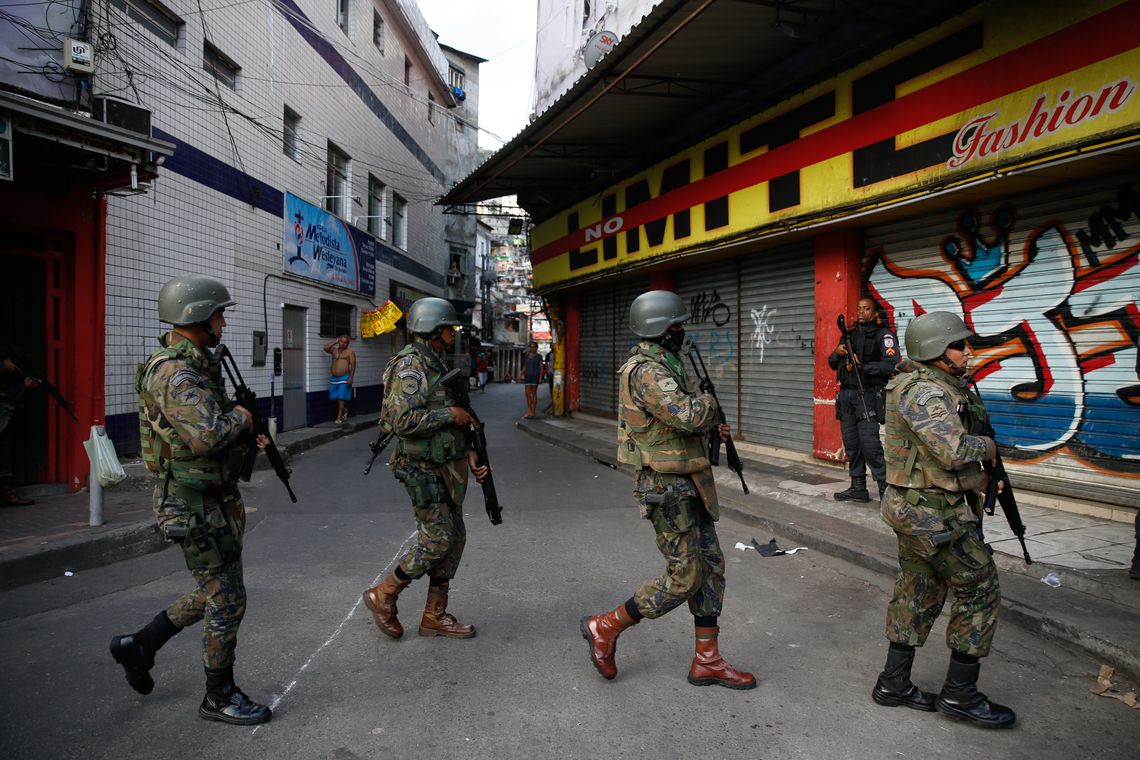 Fernando Frazão/Agência Brasil Rio de Janeiro - Militares fazem operação na favela da Rocinha após guerra entre quadrilhas rivais de traficantes pelo controle da área (Fernando Frazão/Agência Brasil)