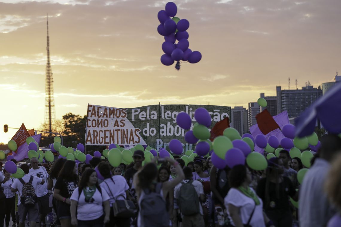 Fabio Rodrigues Pozzebom/Agência Brasil Participantes do Festival Pela Vida das Mulheres caminham do Museu Nacional da República até o Supremo Tribunal Federal (STF). Em frente à Corte, as ativistas fizeram um ato em defesa da descriminalização do aborto.