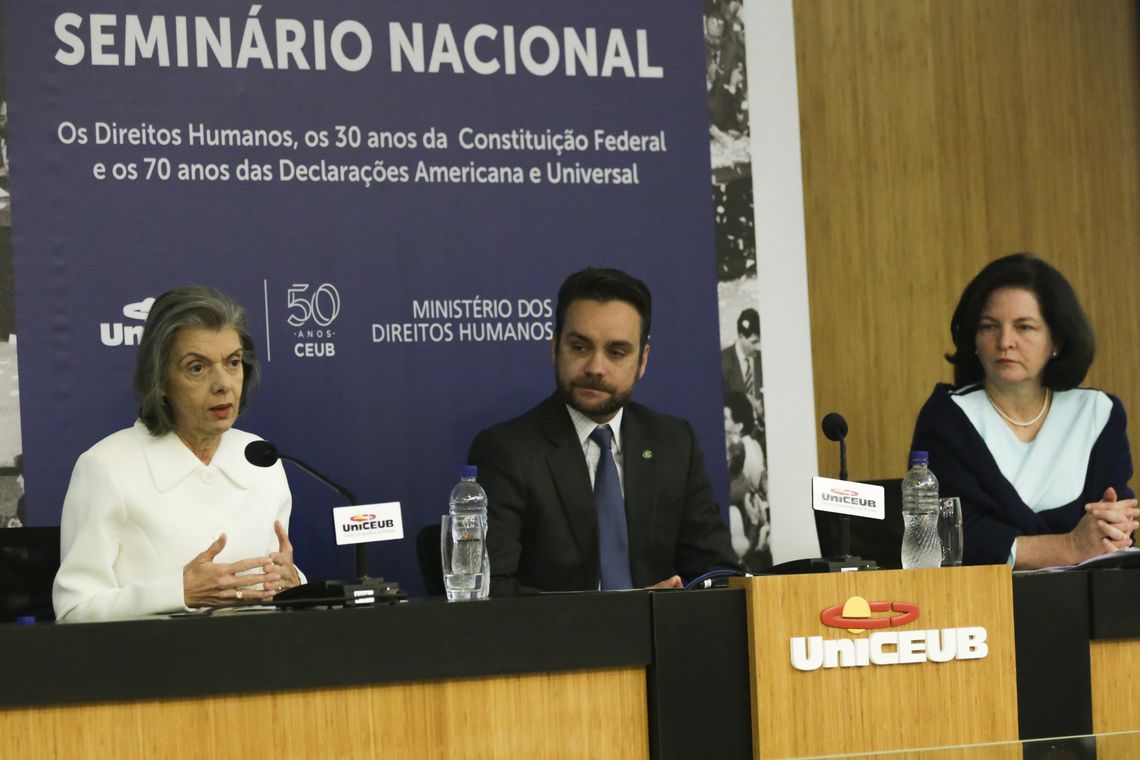 Antonio Cruz/Agência Brasil A presidente do STF, Cármen Lúcia, o ministro dos Direitos Humanos, Gustavo Rocha e a procuradora-geral da República, Raquel Dodge no seminário Direitos Humanos nos 30 anos da Constituição Federal e nos 70 anos da Declaração Universal.