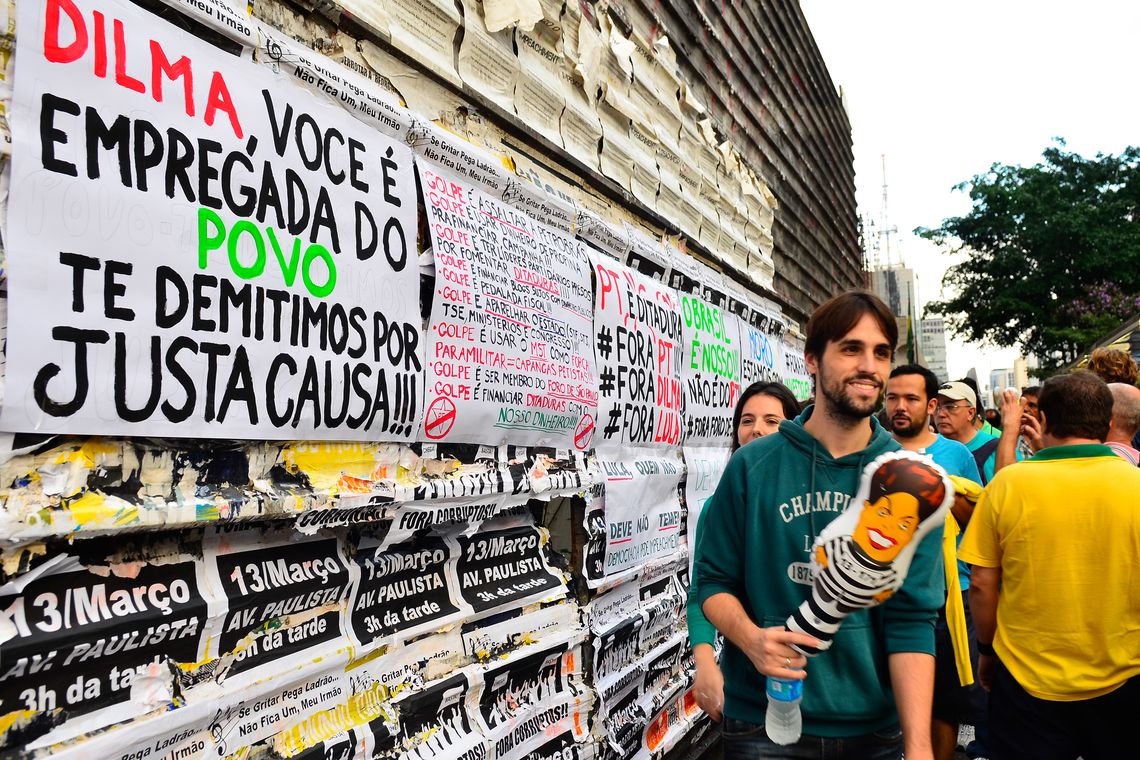 Rovena Rosa/Agência Brasil São Paulo - Manifestação na Avenida Paulista, região central da capital, contra a corrupção e pela saída da presidenta Dilma Rousseff (Rovena Rosa/Agência Brasil)