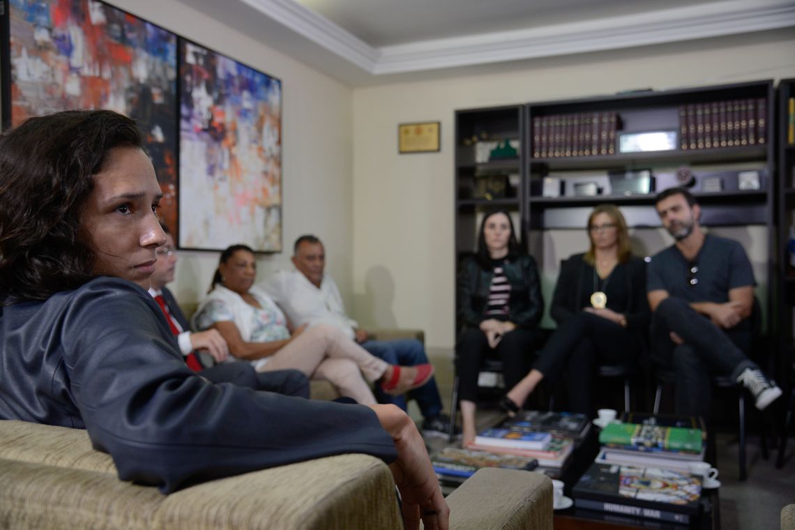 Tânia Rêgo/Agência Brasil Rio de Janeiro - A família da vereadora Marielle Franco, assassinada no dia 14 de março, com o chefe de Polícia Civil, delegado Rivaldo Barbosa, recebe informações sobre o andamento das investigações da morte da parlamentar e do motorista
