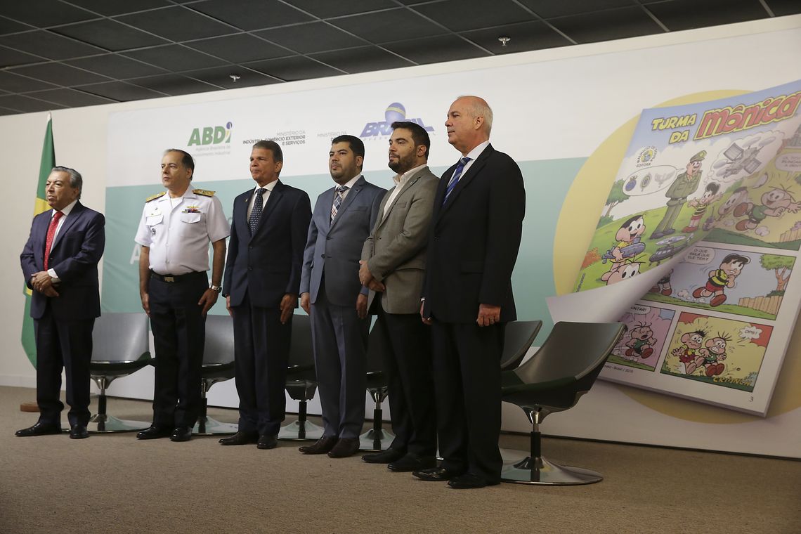 Antonio Cruz/Agência Brasil O Ministro da Defesa, Joaquim Silva e Luna e o escritor Mauricio de Souza, durante o lançamento do almanaque A Turma da Mônica e a Indústria de Defesa.