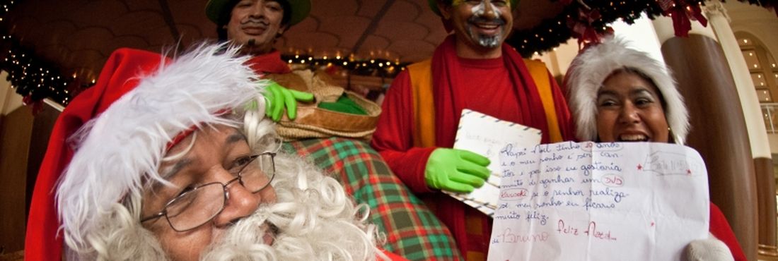 Papai Noel dos Correios Voluntários podem "adotar" uma carta disponível nas agências e atender o pedido das crianças.