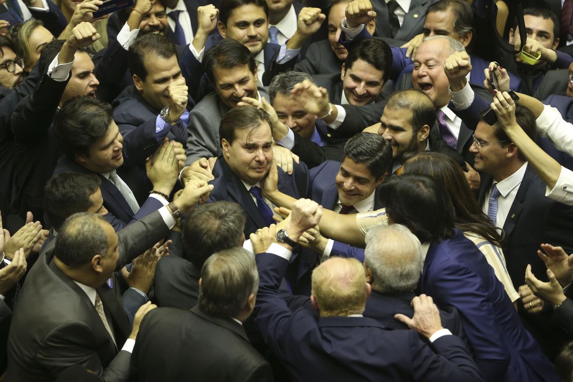 Valter Campanato/Agência Brasil Com 334 votos, o deputado Rodrigo Maia (DEM-RJ) foi reeleito presidente da Câmara dos Deputados em primeiro turno. O resultado foi bastante comemorado no plenário e Maia se emocionou