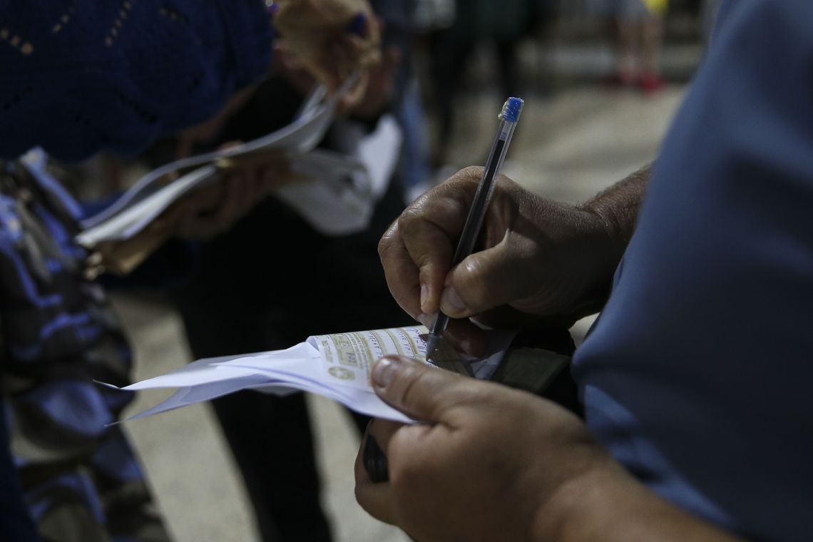 José Cruz/Agência Brasil/Agência Brasil Eleitores que estão fora do domicílio eleitoral justificam a ausência na votação em um posto localizado em um shopping no centro de Brasília.