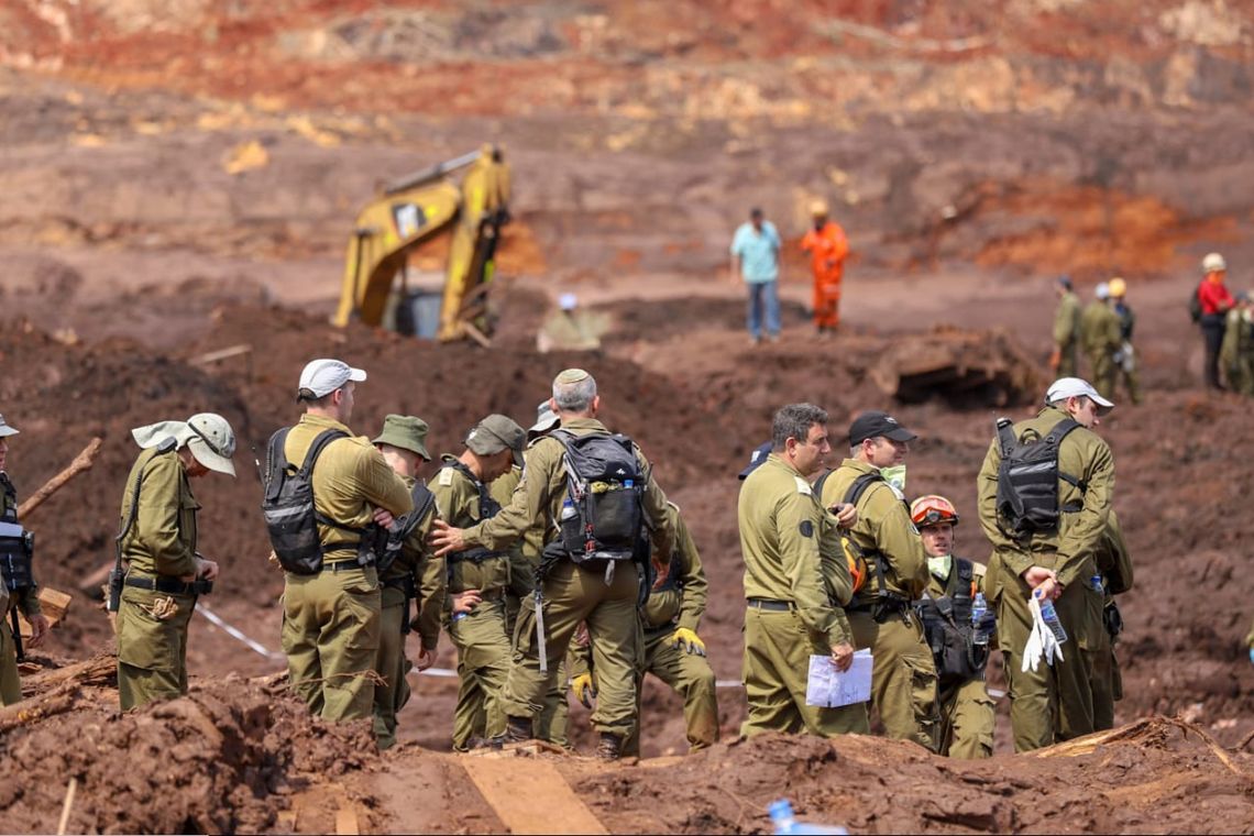 Militares israelenses durante buscas por vÃ­timas em Brumadinho, onde uma barragem da mineradora Vale se rompeu.