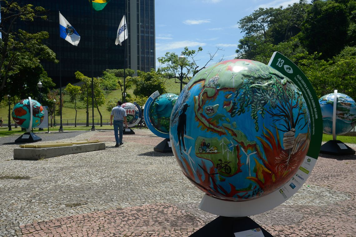 Exposição 17 ODSs para um Mundo Melhor nos jardins do BNDES traz esculturas em forma de globos terrestres representando os Objetivos de Desenvolvimento Sustentável das Nações Unidas